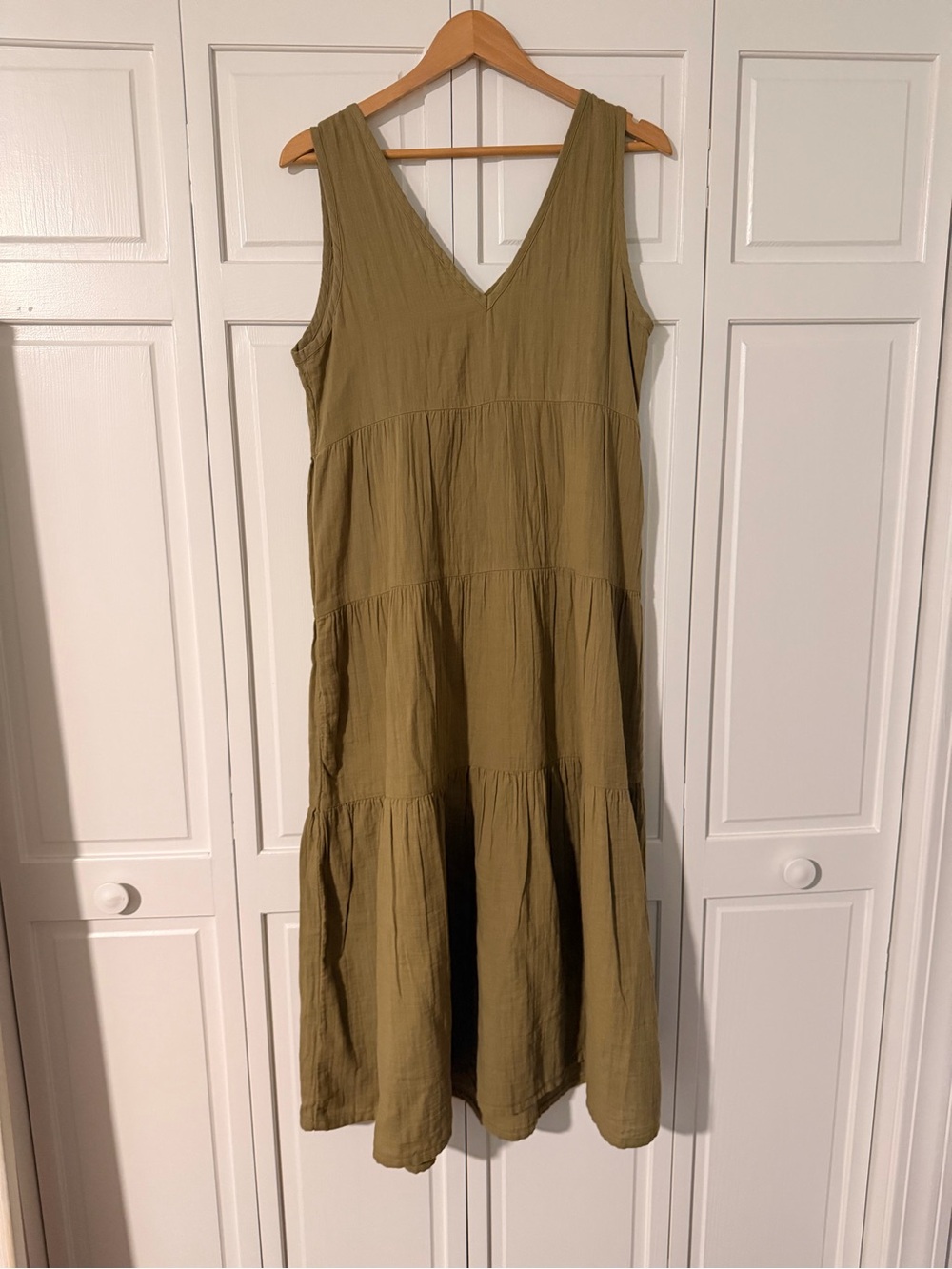 Quince 100% organic cotton gauze Tiered V-Neck Maxi Dress, size M - Picture 3 of 4